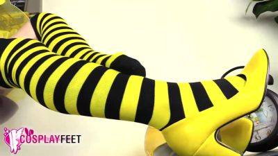 foot fetish - Cosplayer Lilith in a bee costume gets you hard with toes - hotmovs.com